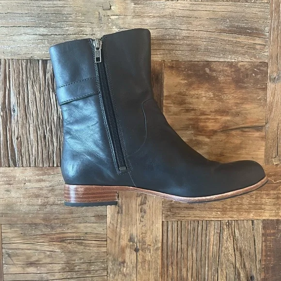 UGG women’s black leather zip boots - Picture 5 of 10